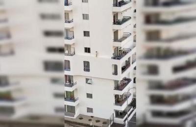 Niña camina por el borde de un edificio en España: se investiga negligencia de los padres - SNT