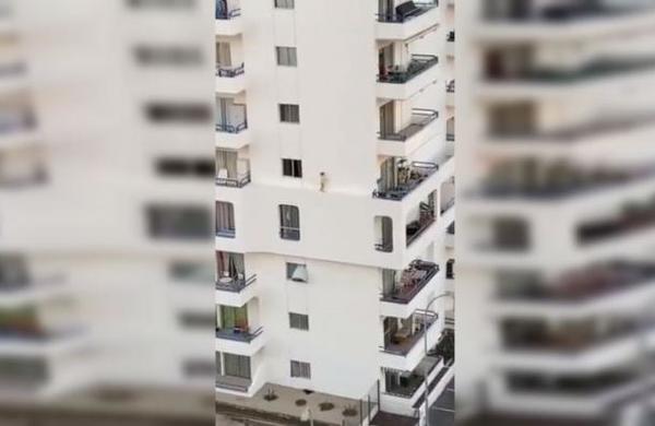 Niña camina por el borde de un edificio en España: se investiga negligencia de los padres - SNT