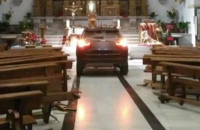 Joven irrumpe en una iglesia con su automóvil para buscar protección: asegura estar 'endemoniado' - SNT