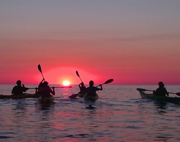 Ofrecen paseo en kayak bajo luna llena de San Ber