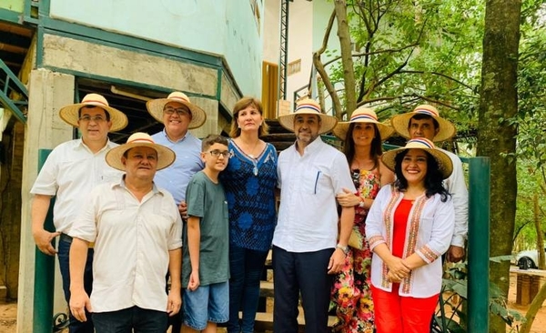 HOY / Mario Abdo visita posada turística