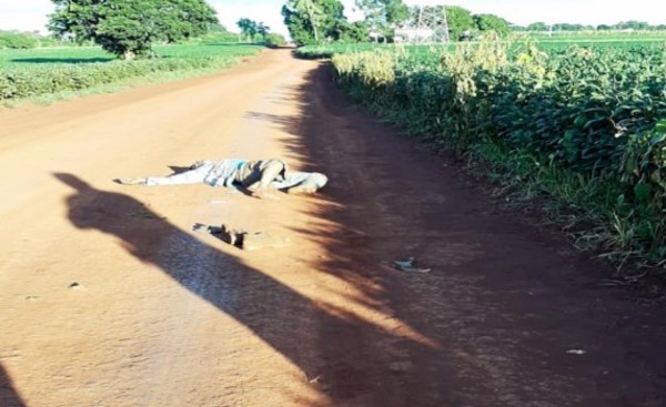 Hallan cadáver en camino vecinal