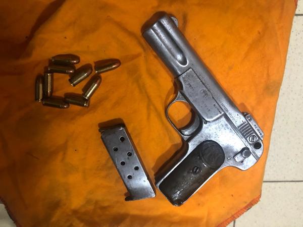 Agentes penitenciarios incautan pistola dentro de Tacumbú - ADN Paraguayo
