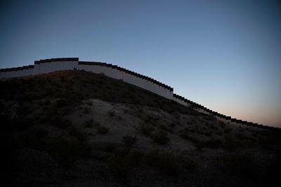 Justicia de EE.UU. autoriza a Trump a usar US$ 3.600 millones para muro fronterizo - Mundo - ABC Color