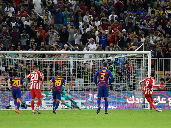 Atlético liquida al Barcelona en cinco minutos y pasa a la final de la Supercopa
