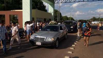 Una multitud recibe a Wendy en Ayolas - Nacionales - ABC Color