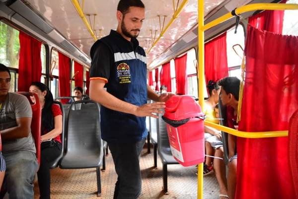 Instalan basureros en buses para evitar que usuarios arrojen basura por las ventanillas