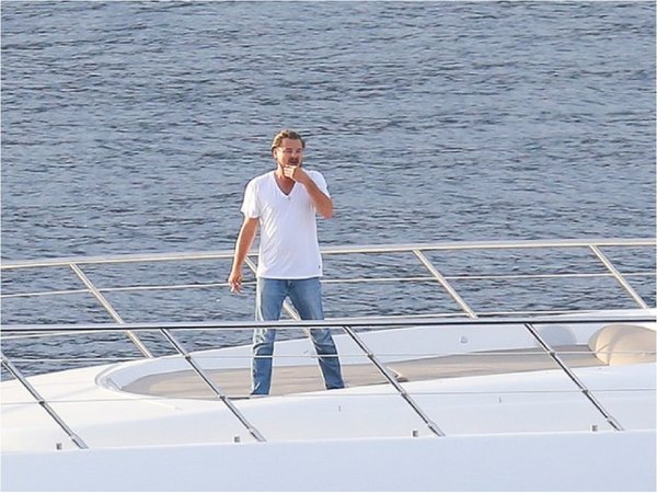 DiCaprio salva a un hombre que estuvo 11 horas naufragando en el mar