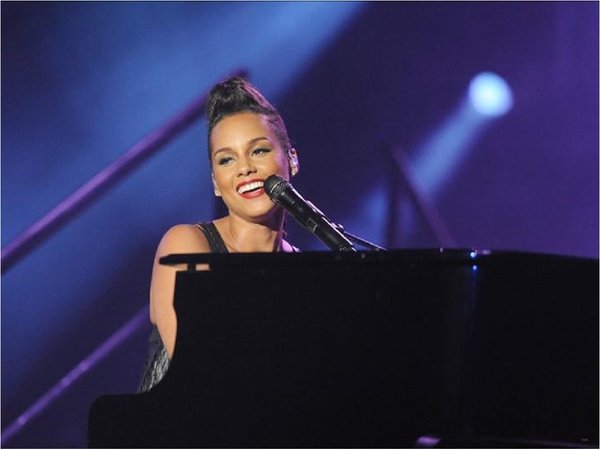 Alicia Keys homenajea a aquellos "por los que nadie apuesta" con Underdog