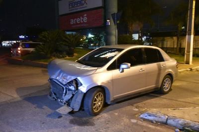 Vehículo chocó contra ambulancia que transportaba un herido grave - Nacionales - ABC Color