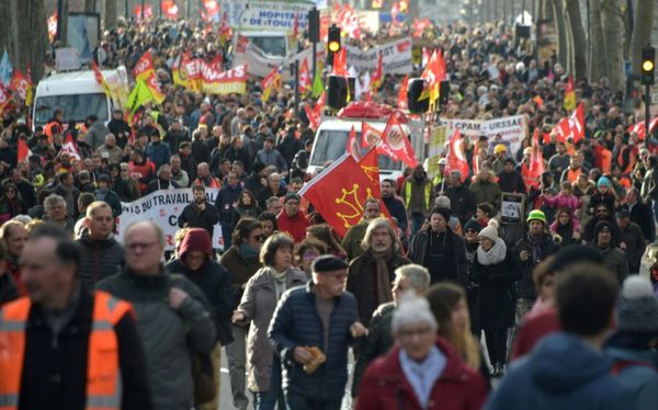 Franceses vuelven a las calles contra la reforma