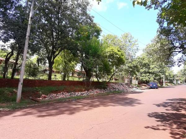 Tiran escombros en vereda de colegio en Franco