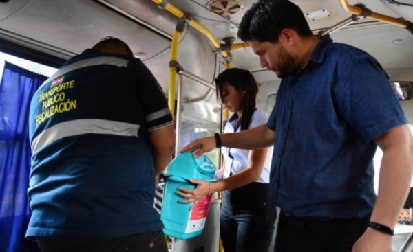 Instalan basureros en buses para que ya no arrojen basuras a la calle