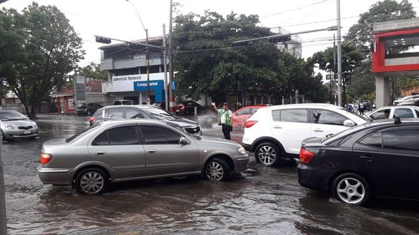 Caos tras lluvias: semáforos no funcionan y la PMT no da abasto - Nacionales - ABC Color