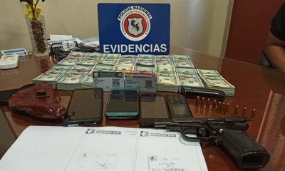 Detienen a dos hombres que trasportaban USD 150 mil y un arma de fuego