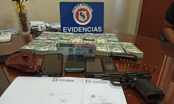 Detienen a dos hombres que trasportaban USD 150 mil y un arma de fuego