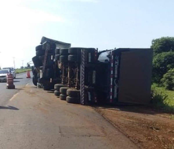 Camión cargado de arena vuelca en Hernandarias