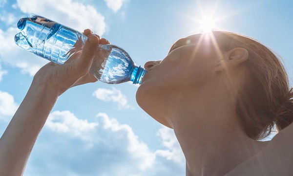 No espere a tener sed para beber agua