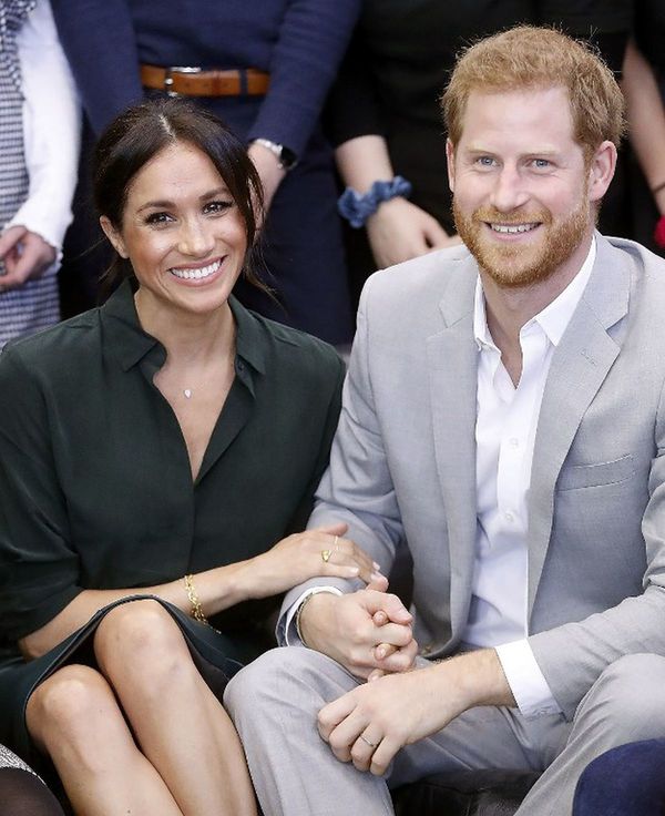 Meghan abandona el Reino Unido mientras la monarquía británica busca “soluciones”