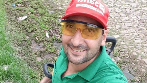 Lambareño corta el pasto gratis para luchar contra el dengue
