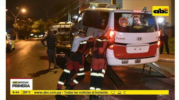 Vehículo embistió a una ambulancia - ABC Noticias - ABC Color