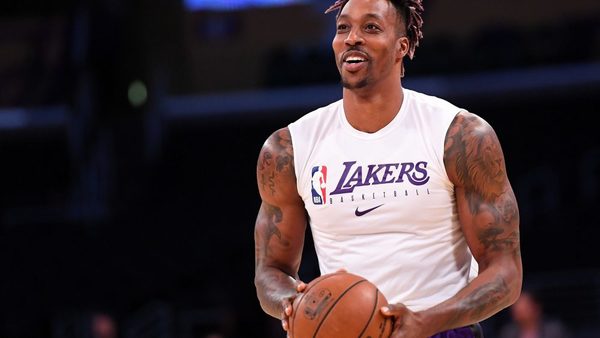Howard sigue en los Lakers