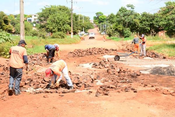 Continúan con plan de mejoras en los barrios de CDE con obreros de la Municipalidad