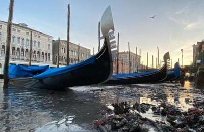 Las sorprendentes imágenes de una Venecia con sus canales sin agua - SNT