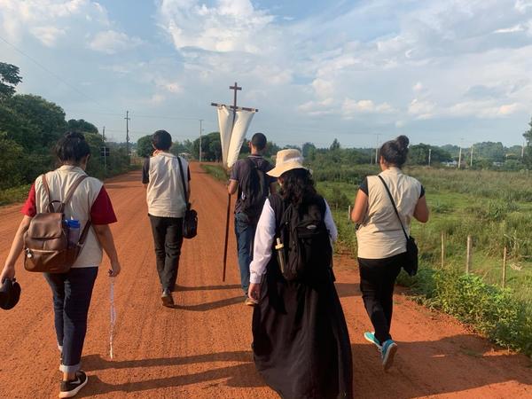 Más de 100 misioneros católicos de Alto Paraná recorren las calles de Villarica llevando el Evangelio - ADN Paraguayo