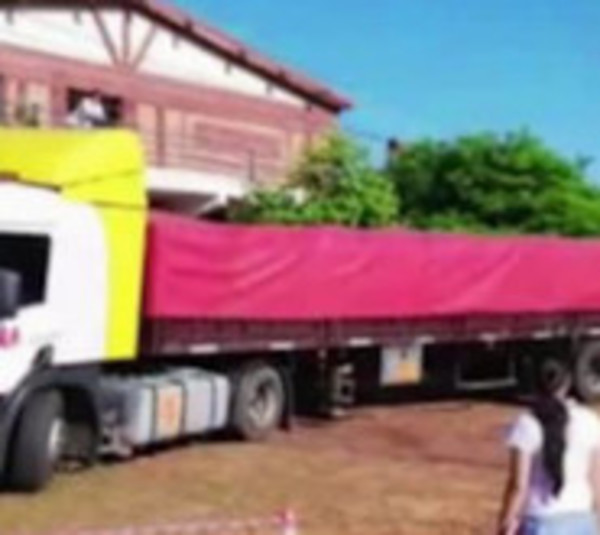 Camión de carga arrasa contra varios vehículos en Misiones - Paraguay.com