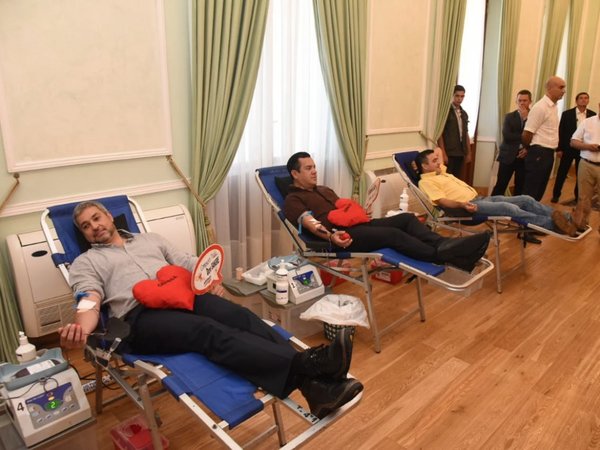 Mario Abdo dona sangre ante stock crítico en bancos de sangre