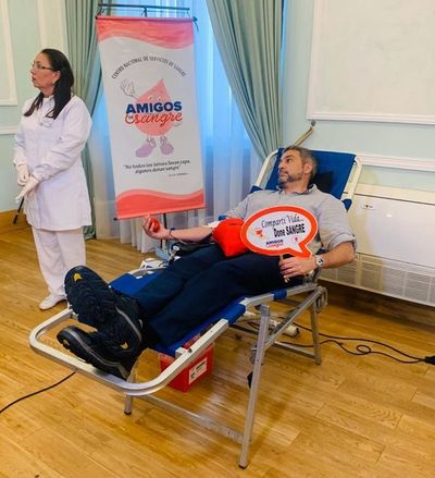 Ante desabastecimiento, Abdo dona sangre y busca que lo imiten - Nacionales - ABC Color