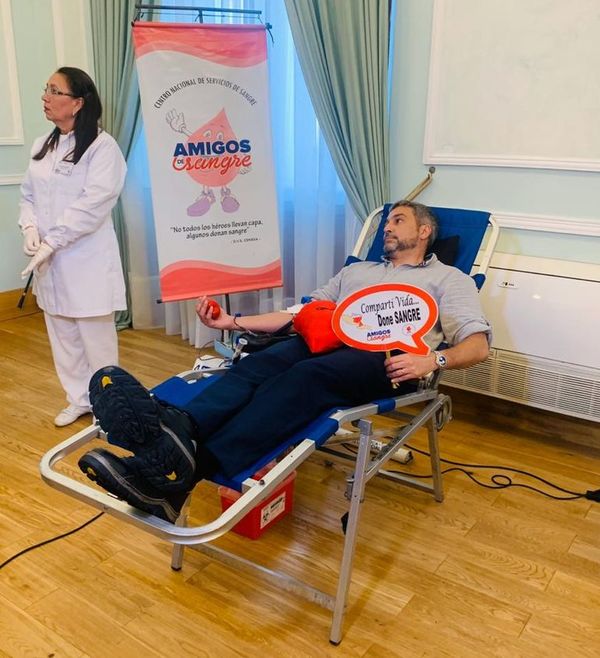 Ante desabastecimiento, Abdo dona sangre y busca que lo imiten - Nacionales - ABC Color