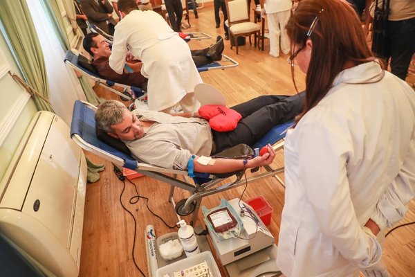 Mario Abdo encabezó campaña de donación de sangre