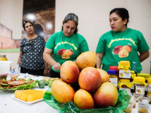 Mujeres reinventan platos tradicionales con el poco querido mango