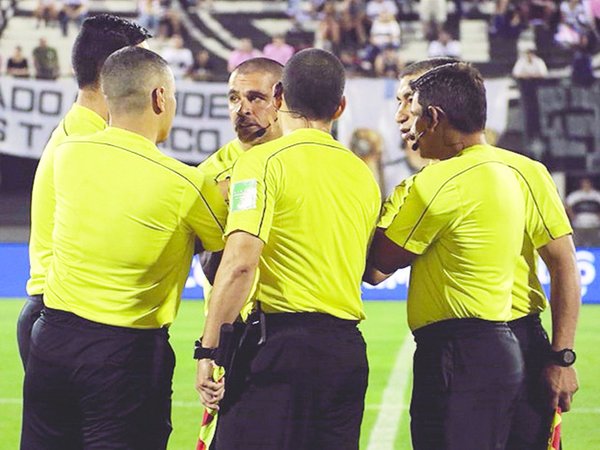 Multarán a los que insulten a árbitros