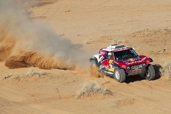 Sainz mantiene a raya a Al Attiyah y Peterhansel - Automovilismo - ABC Color