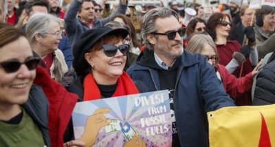 Arrestan a los actores Joaquin Phoenix y Martin Sheen en una manifestación » Ñanduti