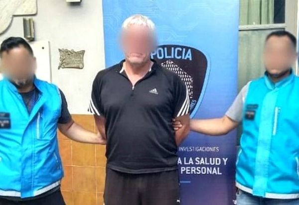 Policías disfrazados de futbolistas detuvieron a árbitro violador