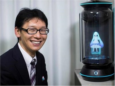 Se casó con un holograma, pero enviudará tras actualización de software