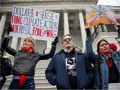 Arrestan a Joaquin Phoenix y Martin Sheen en manifestación por el clima