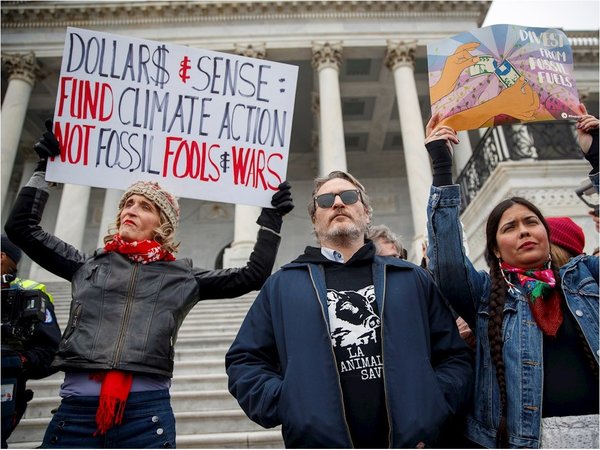 Arrestan a Joaquin Phoenix y Martin Sheen en  manifestación por el clima