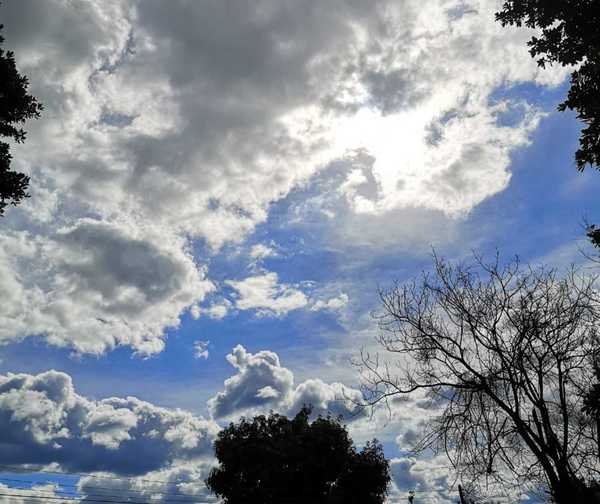 Ambiente caluroso y precipitaciones dispersas