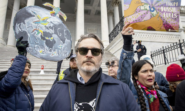 Arrestan a Joaquin Phoenix durante una protesta medioambiental