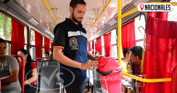 Instalan basureros en buses para evitar que usuarios arrojen desechos por las ventanillas