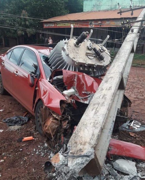 Conductor se salva de milagro tras chocar contra columna de ANDE