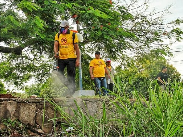 Funcionarios públicos realizaron mingas ambientales contra el dengue