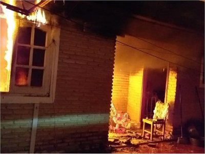 Buscan a joven por incendio de vivienda tras discusión con su pareja