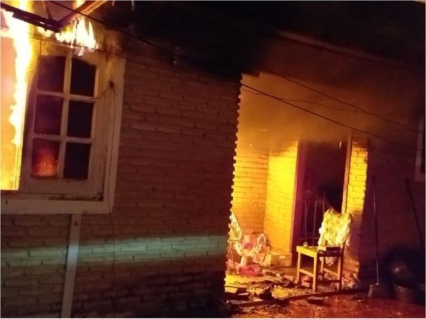 Buscan a joven por incendio de vivienda tras discusión con su pareja