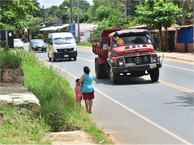 Peatones conviven con el peligro en ruta que une  Luque-San Bernardino